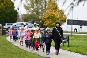  Grupa przedszkolaków z opiekunkami.