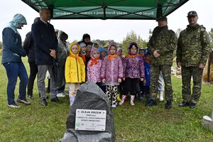  Zdjęcie grupowe, przedszkolaków, funkcjonariuszy Straży Granicznej, zaproszonych gości