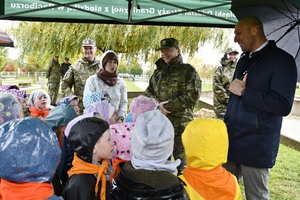  Uczestnicy sadzenia drzew podczas rozmów