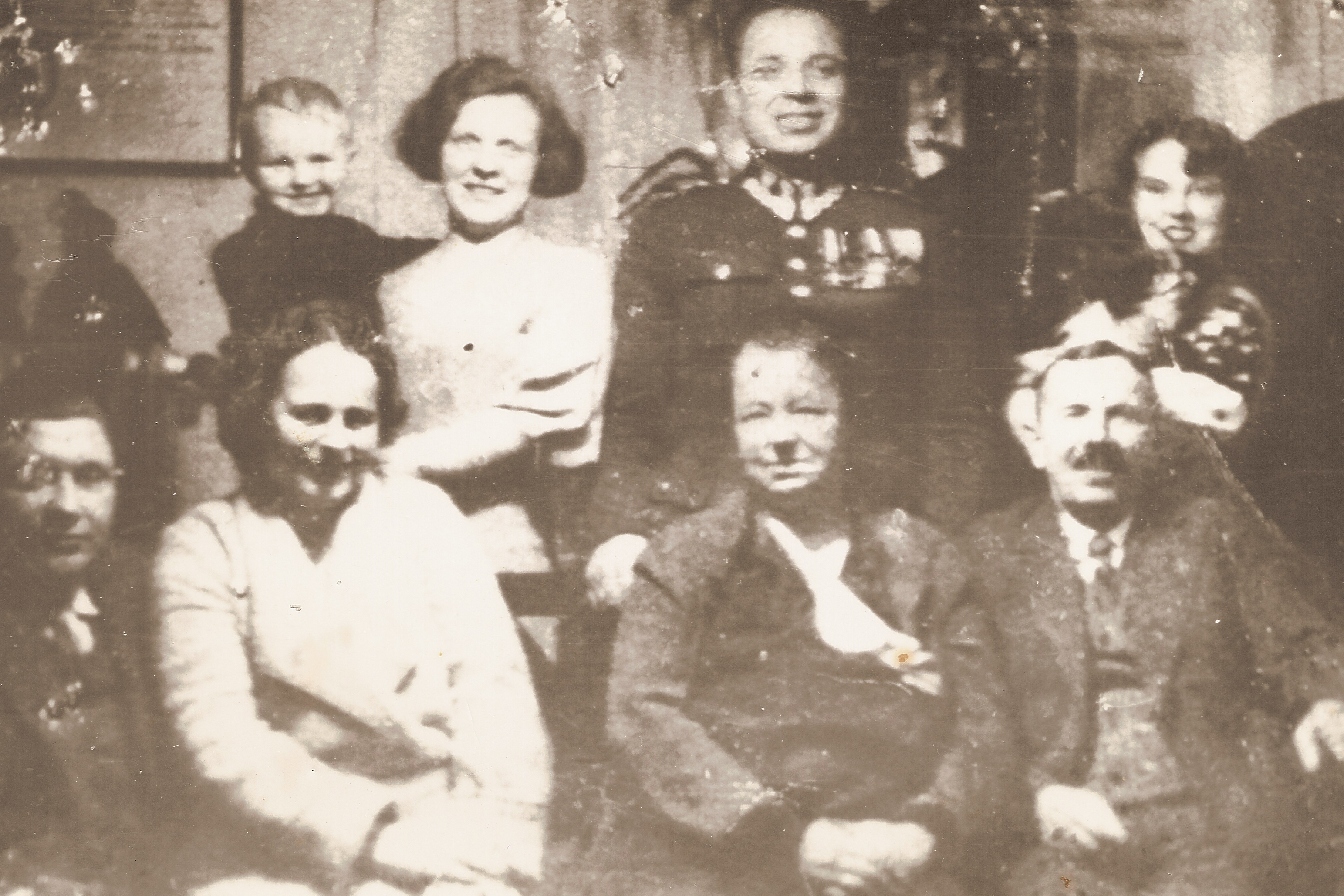 Józef Bocheński z rodziną, po lewej żona Halina z synem Józefem na rękach, 1934 r. Józef Bocheński z rodziną, po lewej żona Halina z synem Józefem na rękach, 1934 r.