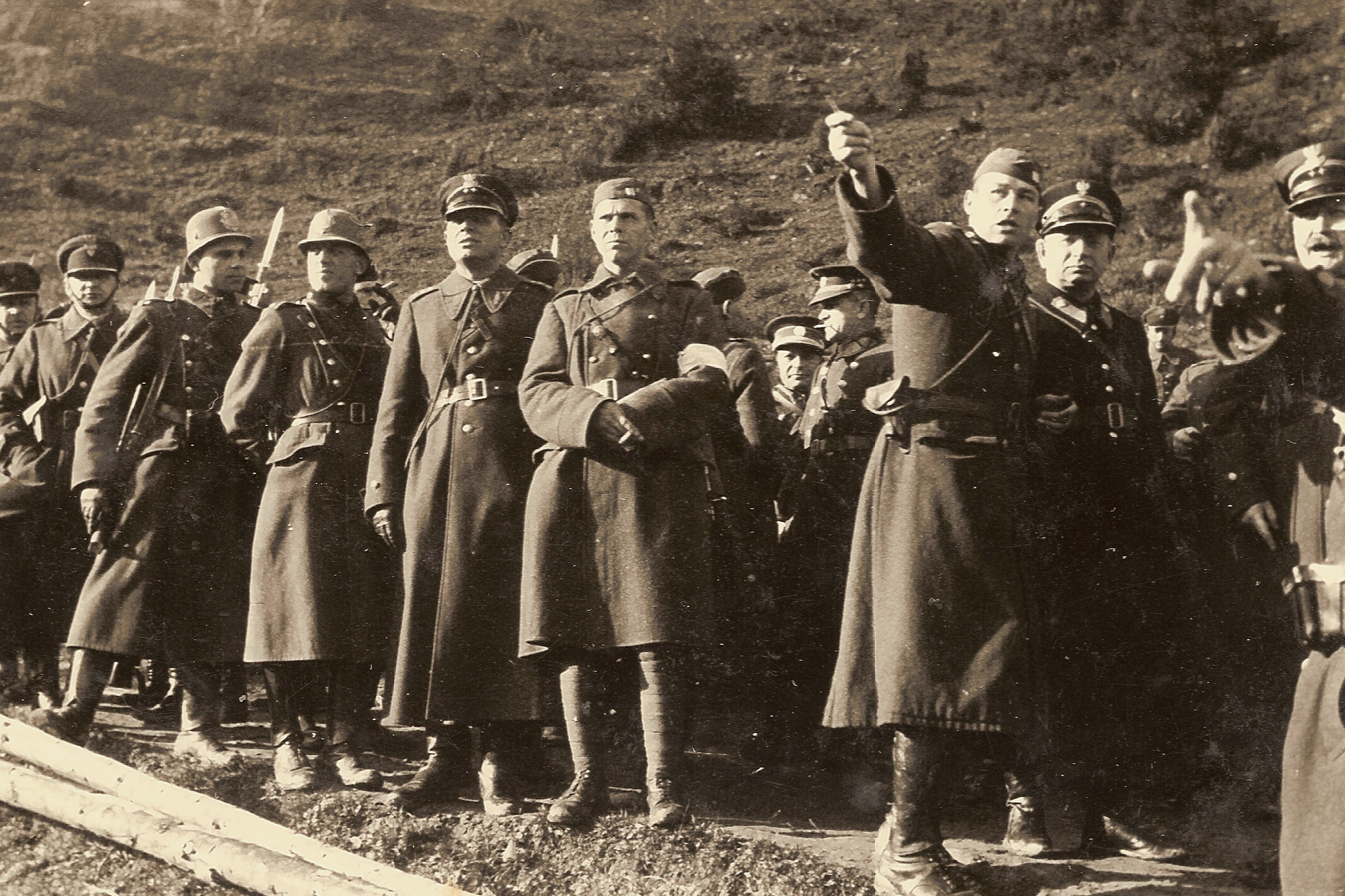 Komisja delimitacyjna nad Popradem, 1938 r., podkom. Józef Bocheński piąty od lewej Komisja delimitacyjna nad Popradem, 1938 r., podkom. Józef Bocheński piąty od lewej